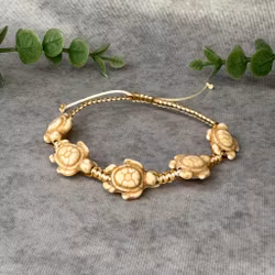 Somrigt armband med sköldpaddor
