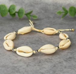 Somrigt armband med snäckor