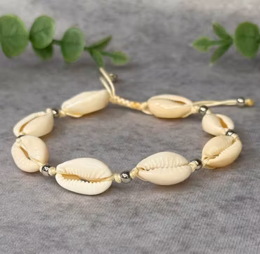 Somrigt armband med snäckor