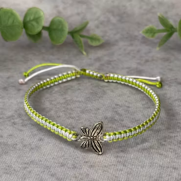 Somrigt armband med en fjäril