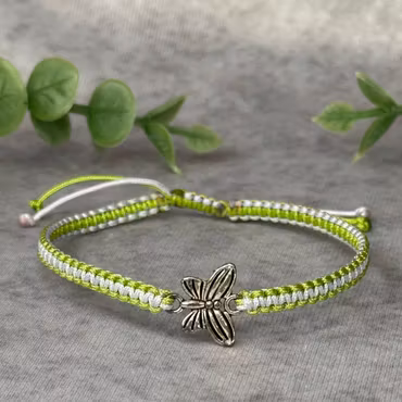 Somrigt armband med en fjäril