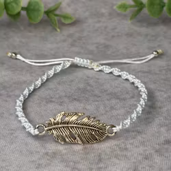 Makraméarmband med fjäder