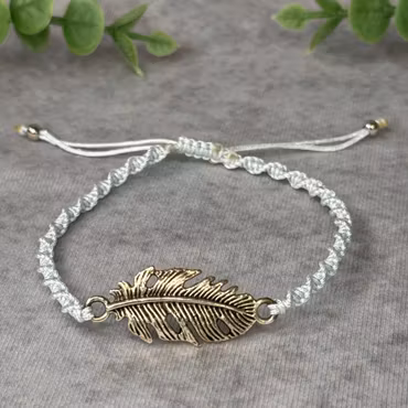 Makraméarmband med fjäder