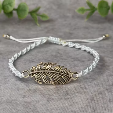Makraméarmband med fjäder