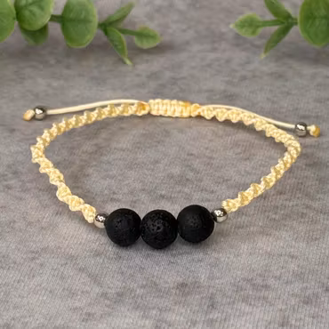 Makraméarmband med lavastenar