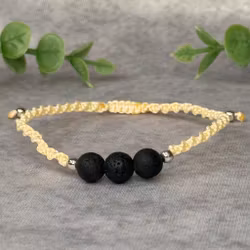 Makraméarmband med lavastenar