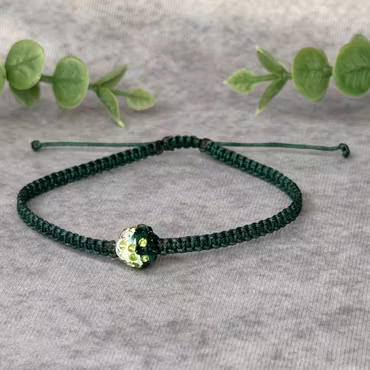 Mörkgrönt makraméarmband med grön/vit bling