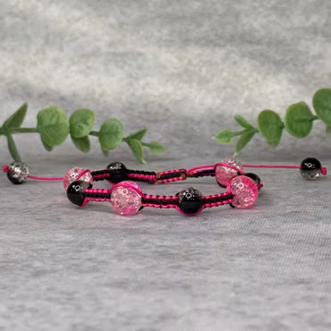 Rosa/Svart makraméarmband med pärlor