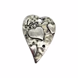 Antikt silverfärgad hjärtberlock med texten: "Love"