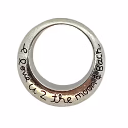 Antikt silverfärgad berlock med texten: "I love you to the moon and back"