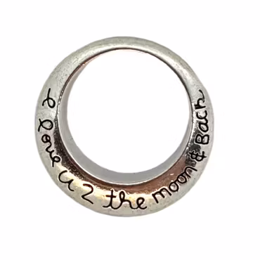 Antikt silverfärgad berlock med texten: "I love you to the moon and back"