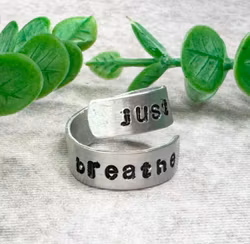 Just Breathe - Handstansad Aluminiumring