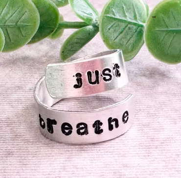 Just Breathe - Handstansad Aluminiumring