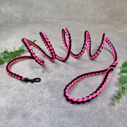 Handgjort Hundkoppel av rosa och svart Paracord – 180 cm (För Mindre Hundar)
