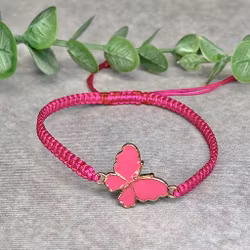 Somrigt armband med en rosa fjäril