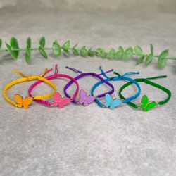 Somrigt armband med en grön fjäril
