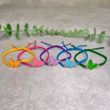 Somrigt armband med en grön fjäril