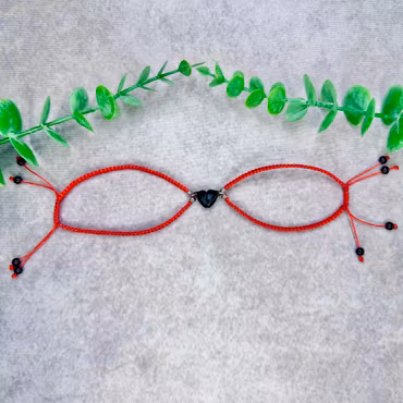 Rött armband med svart magnethjärta för 2