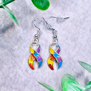 Regnbågsfärgade pusselbitar (autism-symbol)