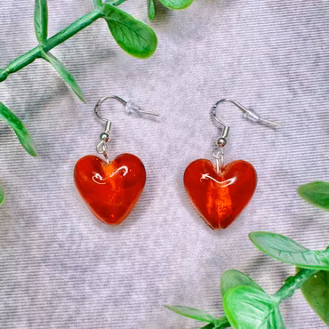 Röda hjärtörhängen