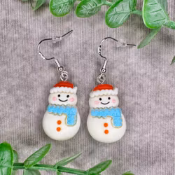 Snögubbar med blå halsduk & röd mössa – örhängen