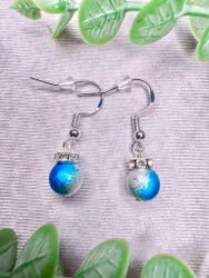 Blå-silver julkuleörhängen