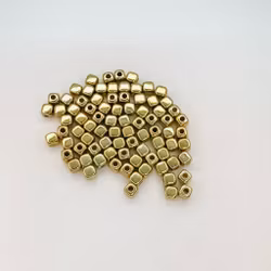Guldfärgade kubpärlor 4 mm