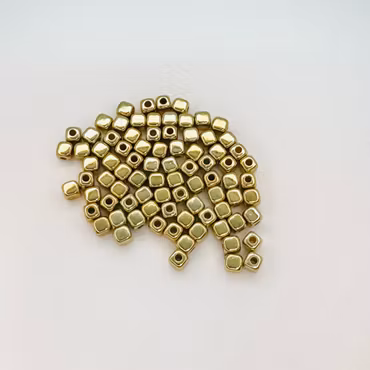 Guldfärgade kubpärlor 4 mm
