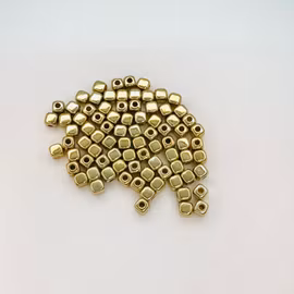 Guldfärgade kubpärlor 4 mm