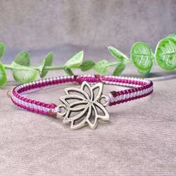 Makraméarmband med lotusblomma