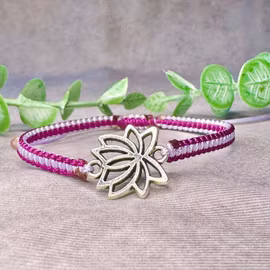 Makraméarmband med lotusblomma