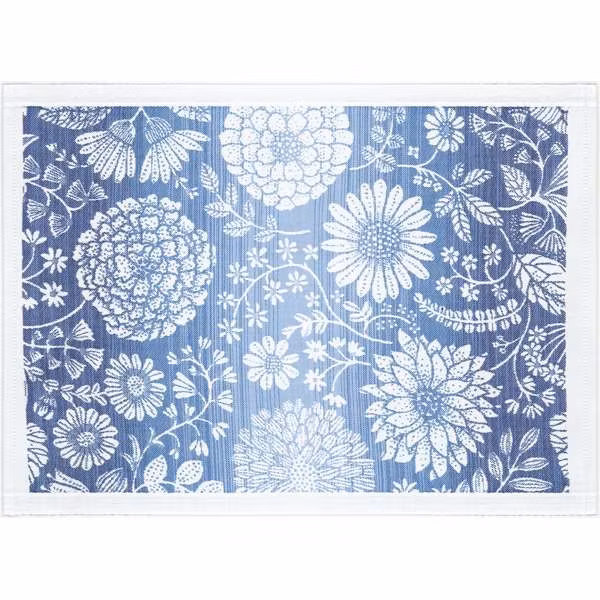 Blommig duk från Ekelunds med vitt och blått motiv – perfekt till dukning och vårdekoration