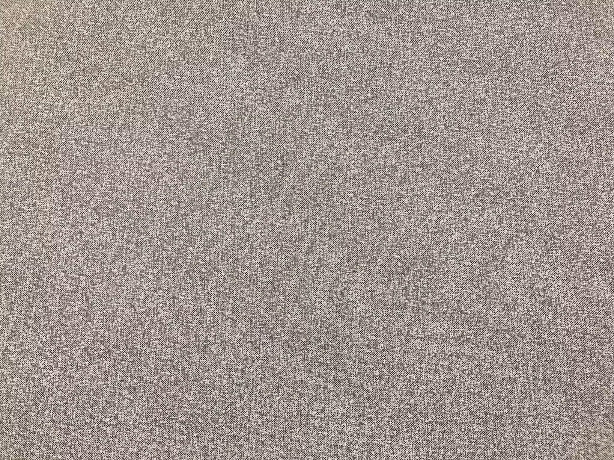 Stilrent och slitstarkt möbeltyg med klassiskt salt och peppar-mönster i svart, beige och natur.