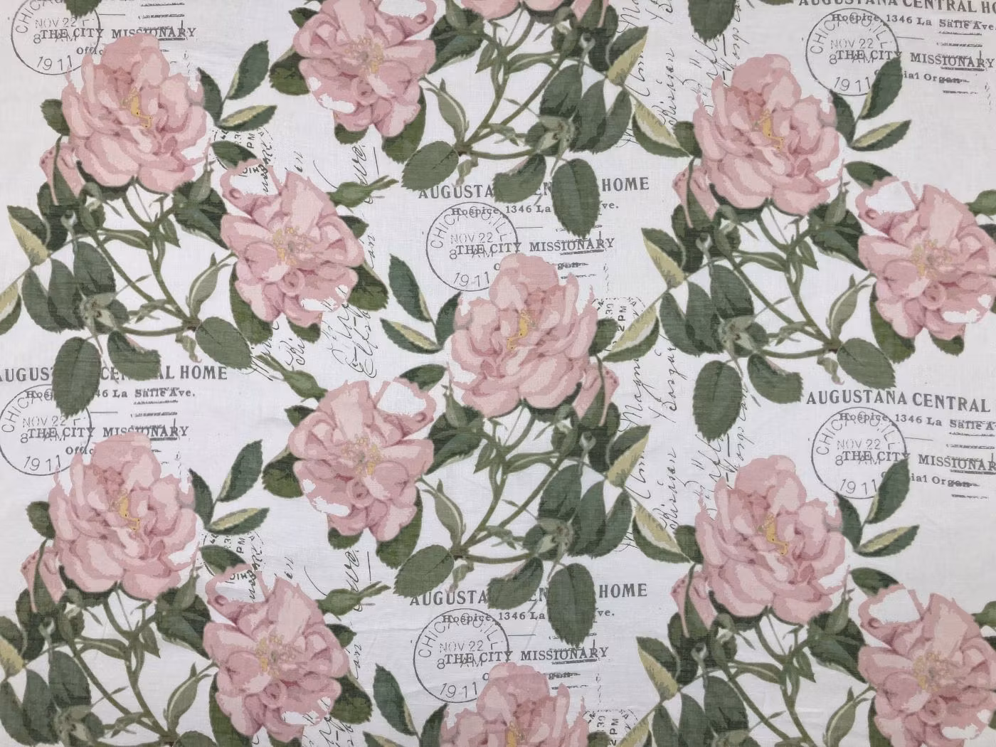 Ljust linnetyg med rosa nyponrosor, gröna blad och vintageinspirerade poststämplar på vit botten.