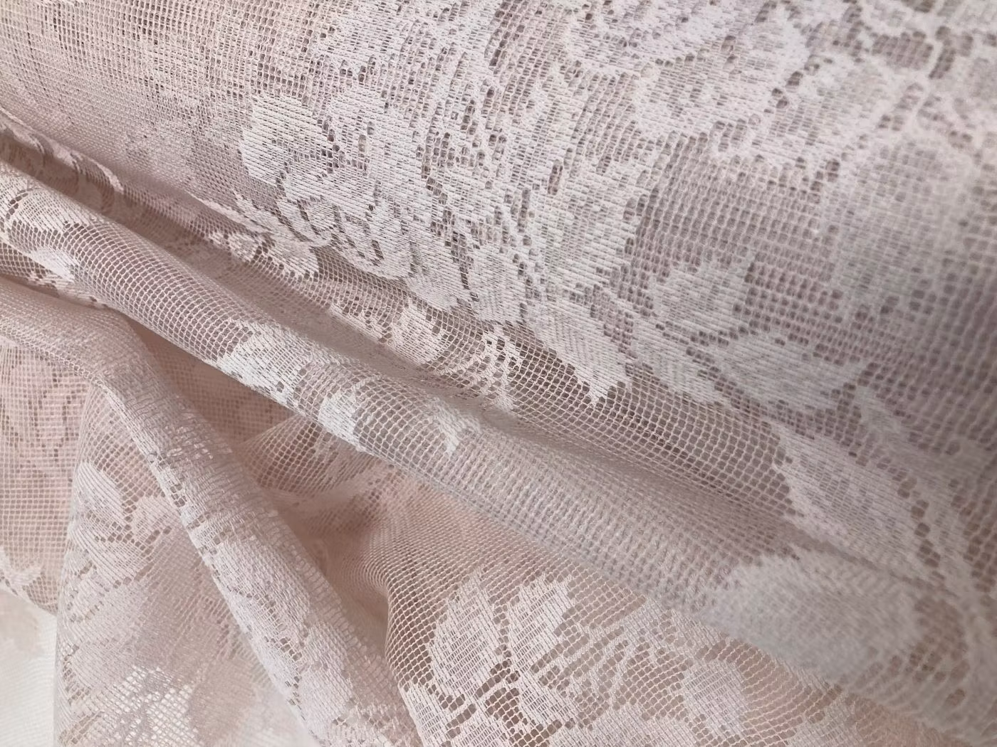 Romantisk spets med vackra rosor och flygande svalor i en mjuk blekrosa ton