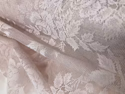 Clara – blekrosa spetsmetervara med rosor och svalor