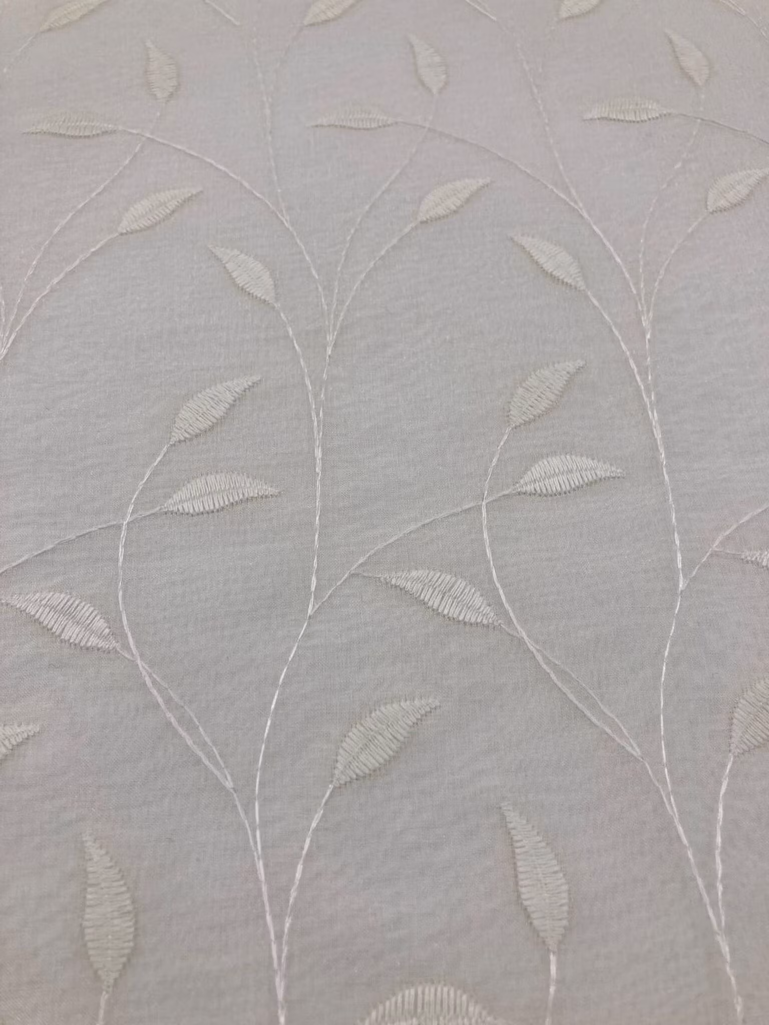 Eliana – gräddvit metervara med broderade blad