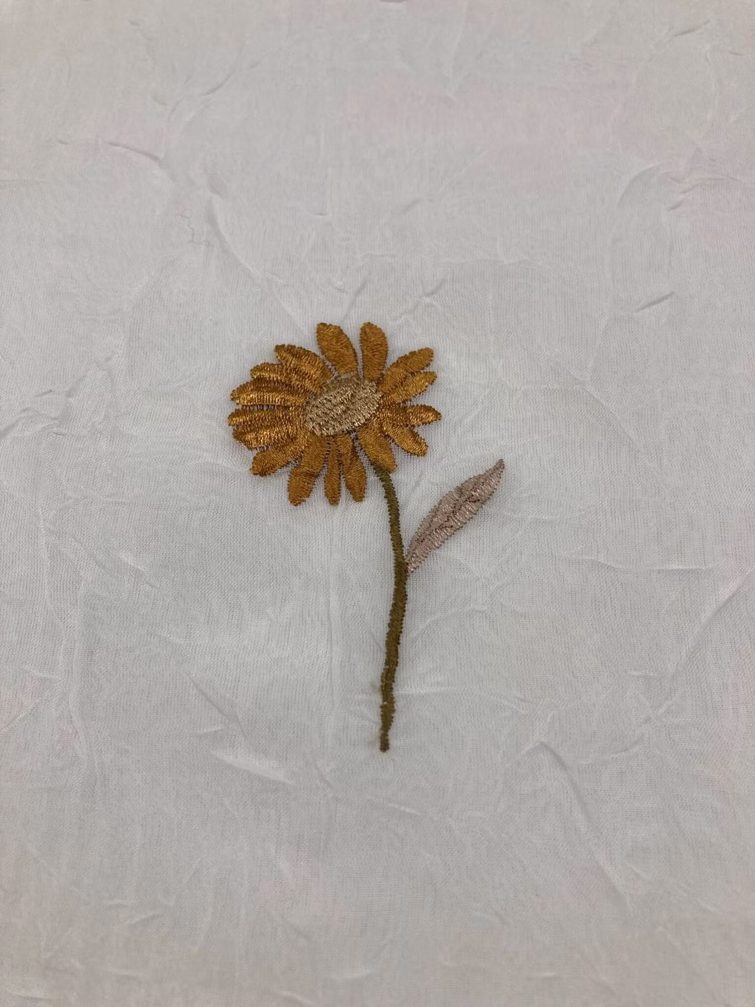 broderade blommönstret skapar en romantisk och ombonad känsla