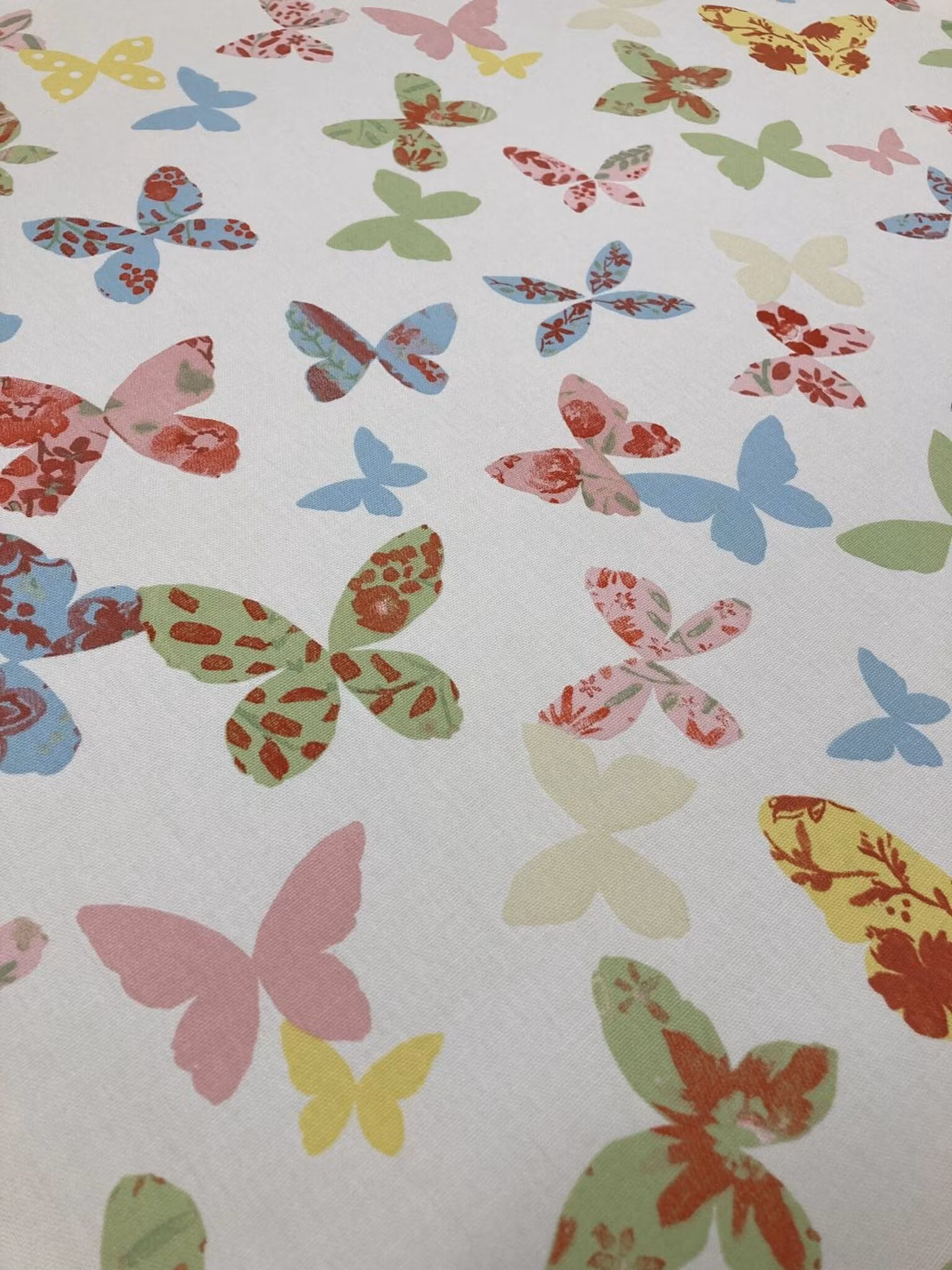 Närbild Butterfly bomullstyg med pastellfärgade fjärilar