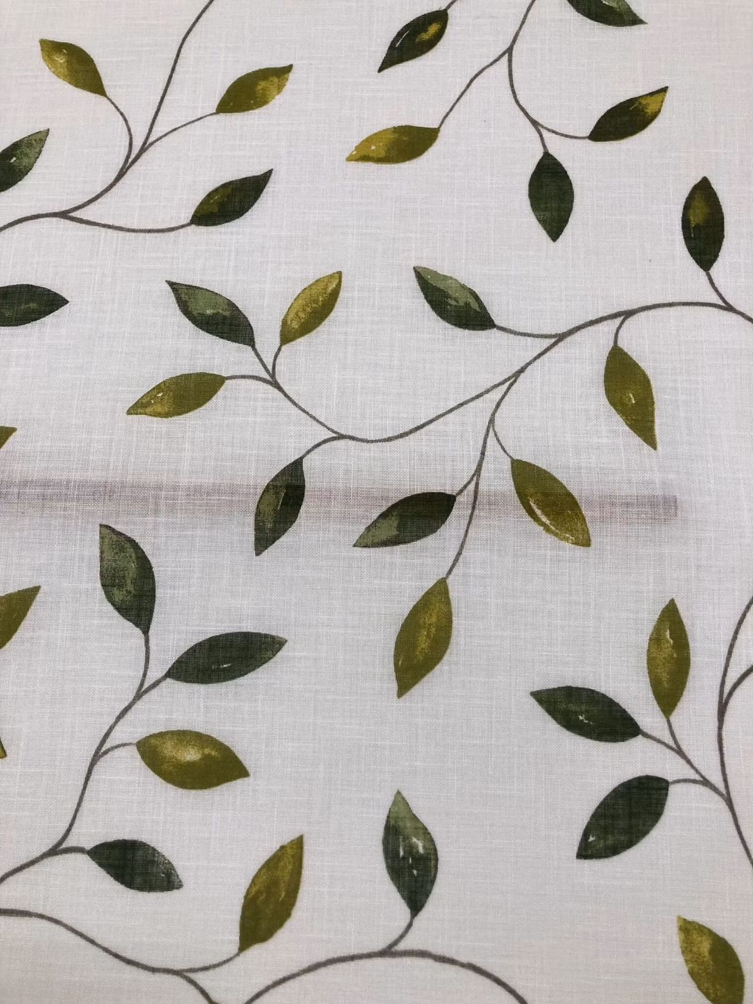 Närbild av Abedul gardintyg med gröna blad och luftig vävd struktur
