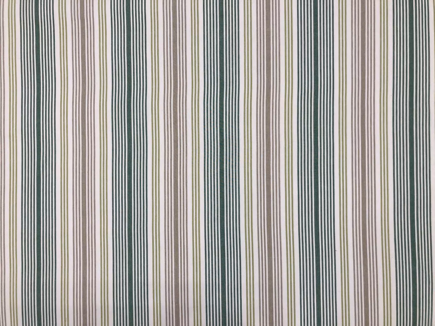 Indisk bomull grön randigt bomullstyg med gröna beige och offwhite ränder