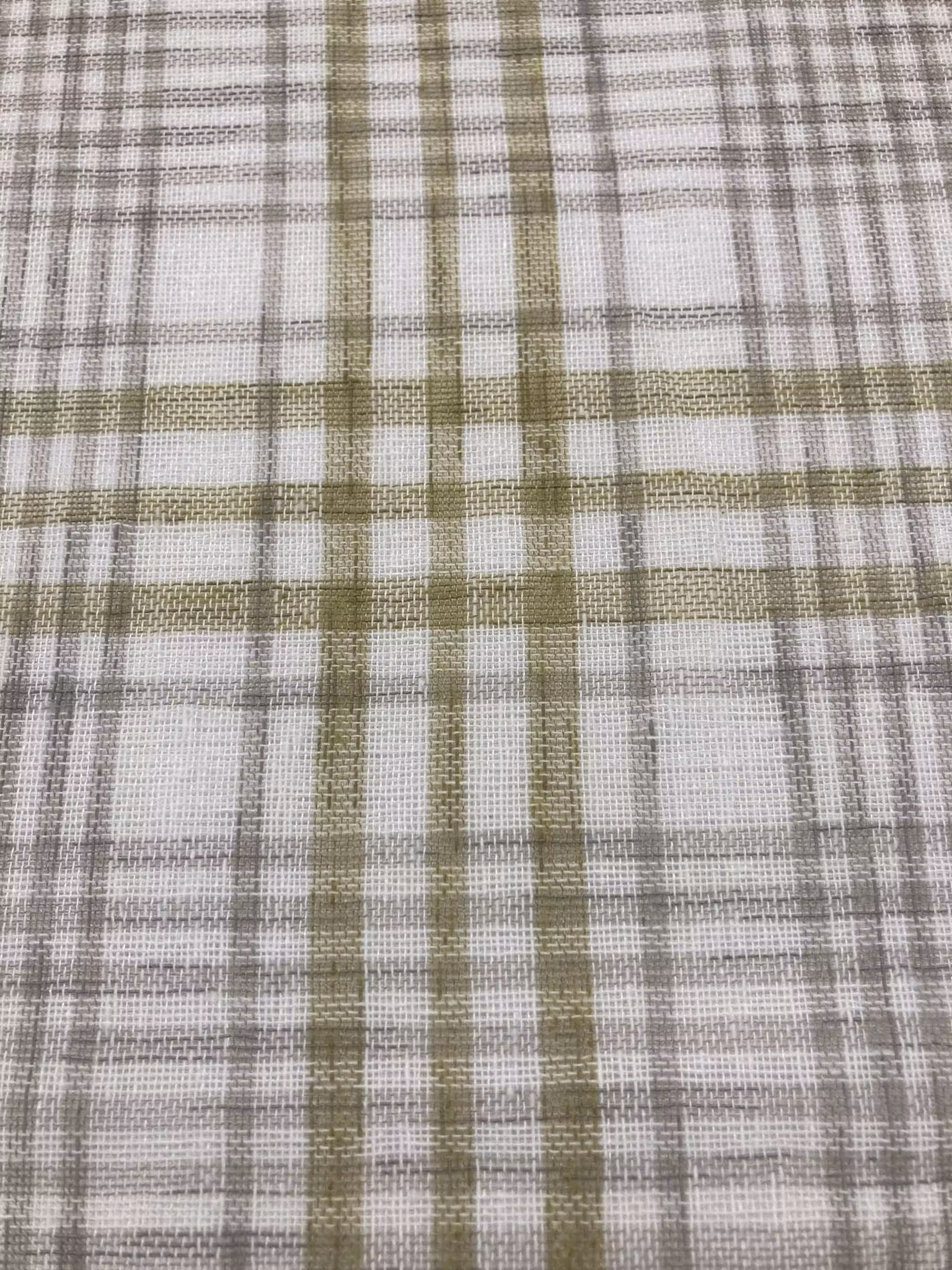 Närbild av Bergen grön rutigt tyg med gröna och beige ränder