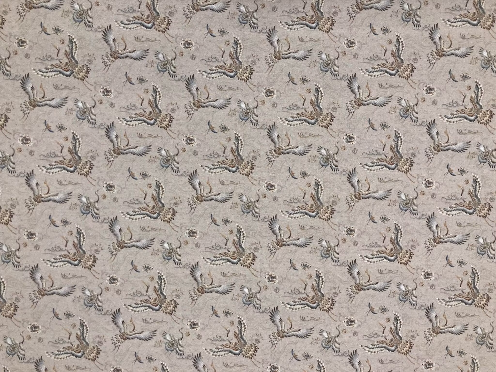 Heron inredningstyg med hägrar, vass och naturmotiv i beige, sand- och grå toner.