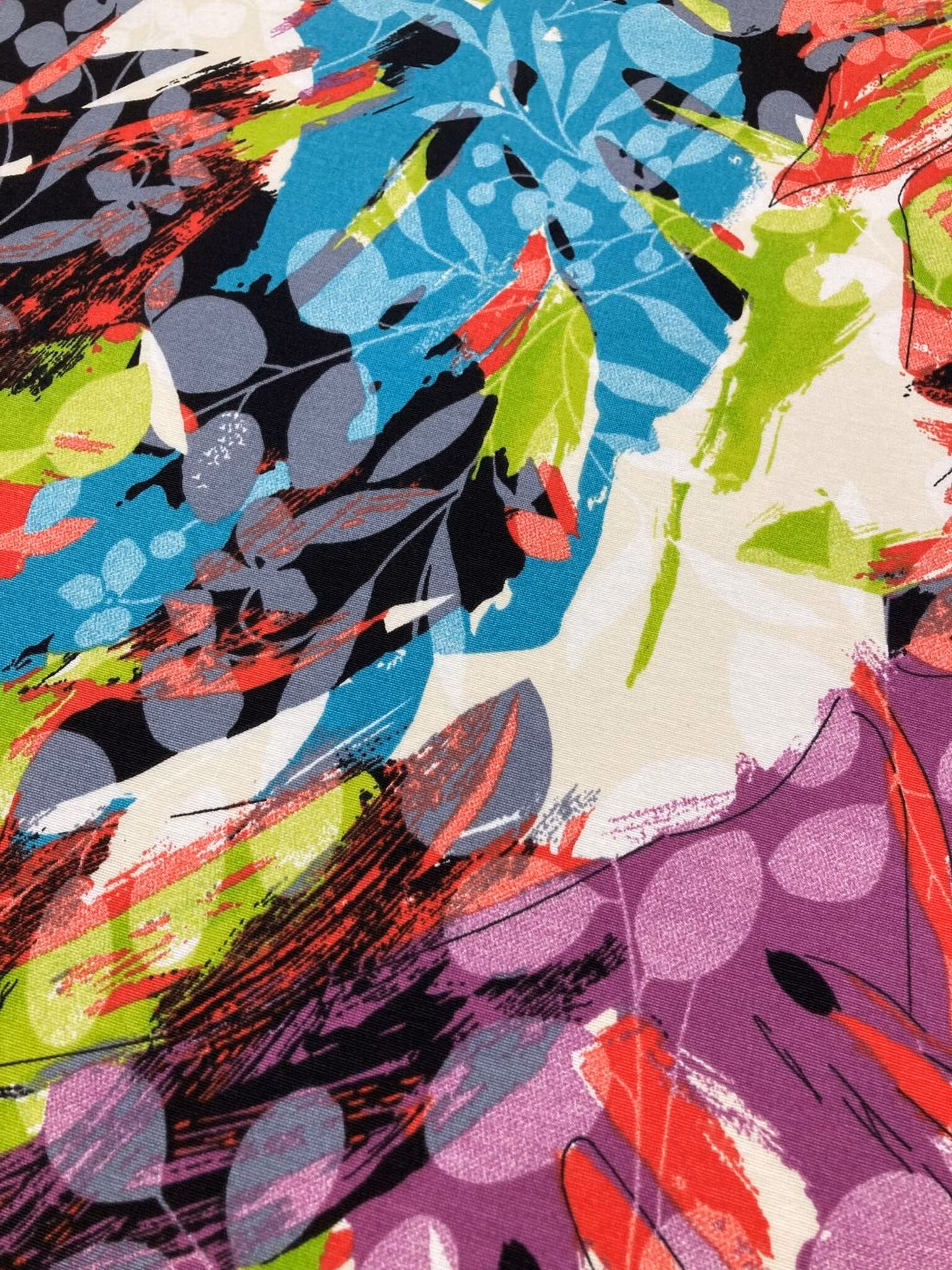 Närbild av Fusion som visar ygets struktur och det färgstarka grafiska mönstret.
