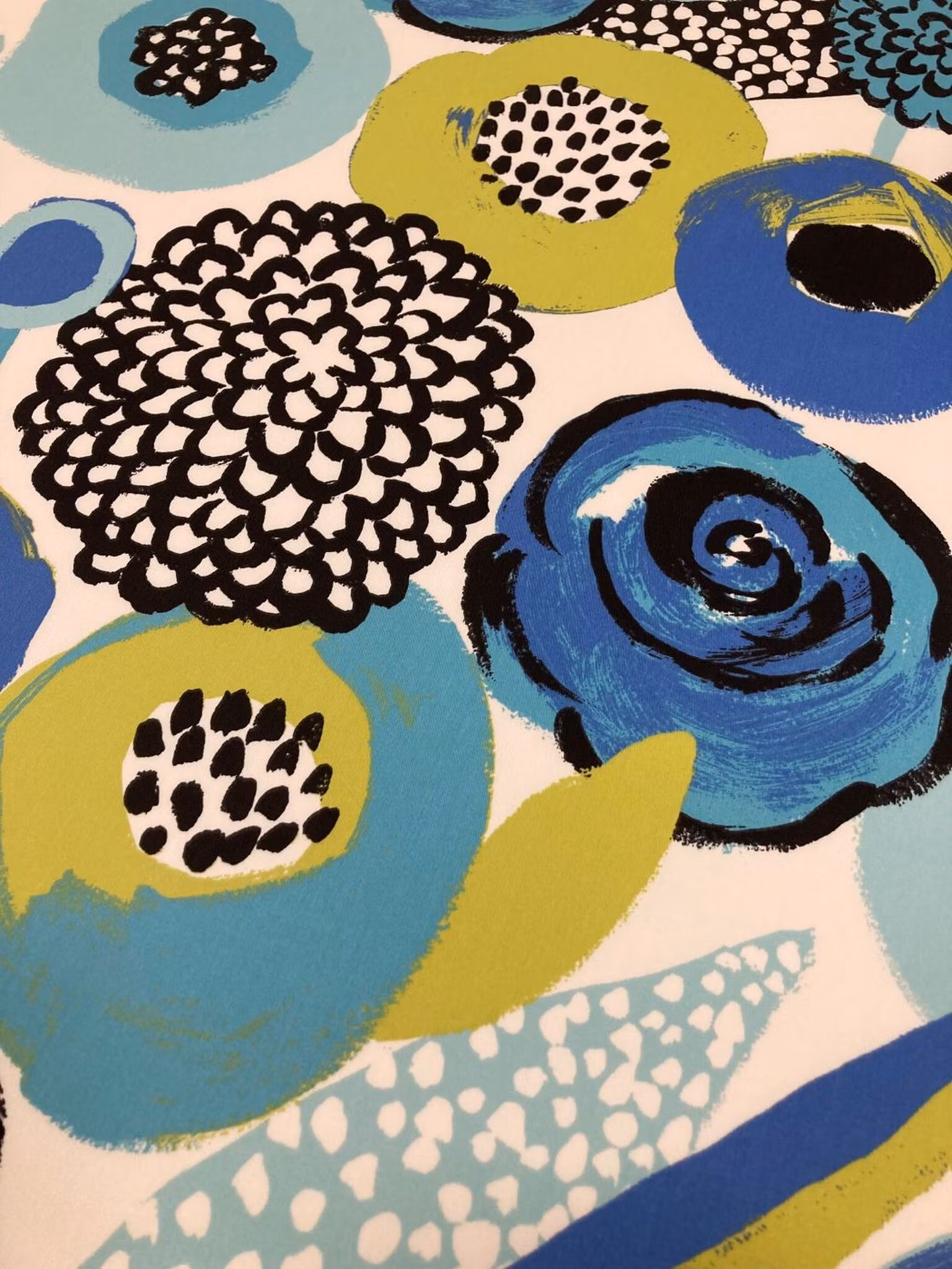 Närbild av Pauliina Turkos som visar den satinvävda ytan och det detaljrika blommönstret.