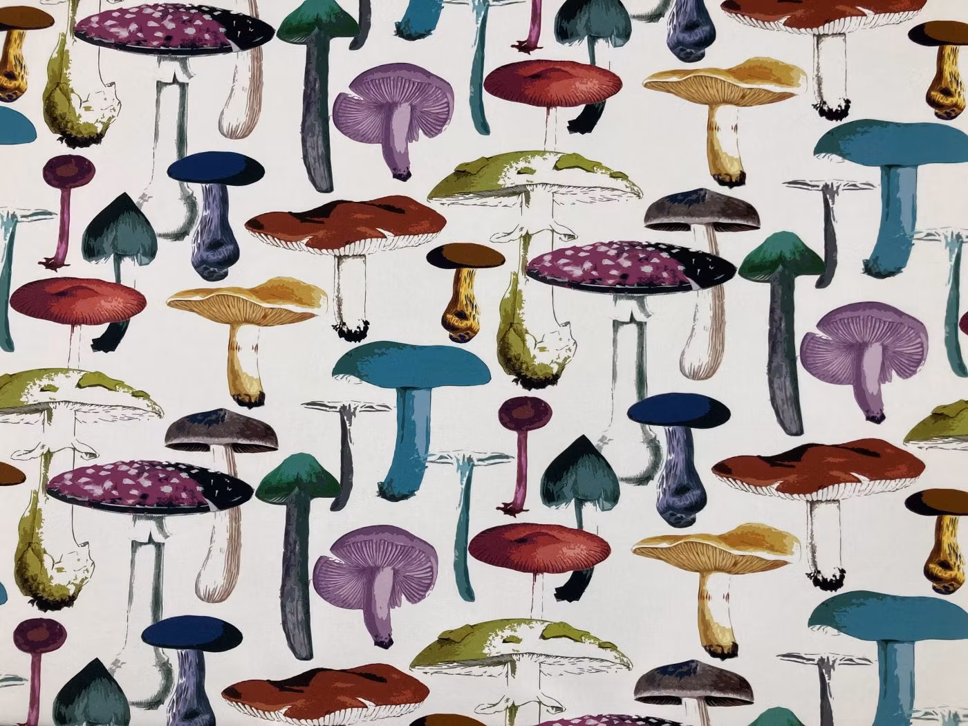 Fungi Multi bomullstyg med färgstarkt mönster av olika svampar mot ljus botten.