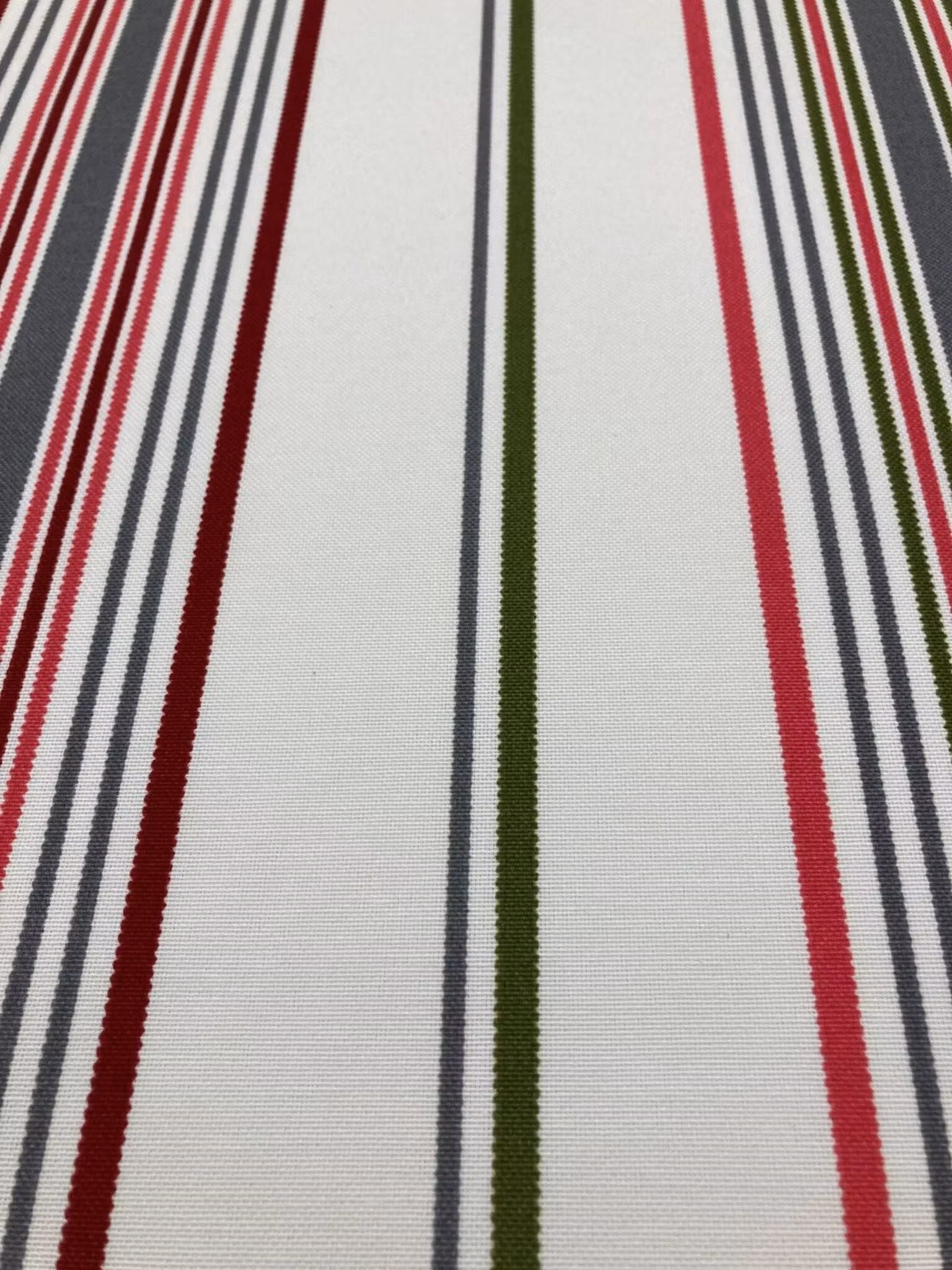 Närbild av Baku Stripe som visar den slitstarka panamavävda strukturen och de smala ränderna.