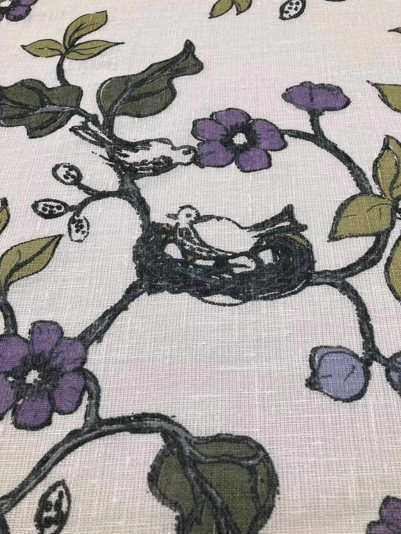 Närbild av Fågelbo som visar blomstermönstret och den luftiga linnestrukturen.