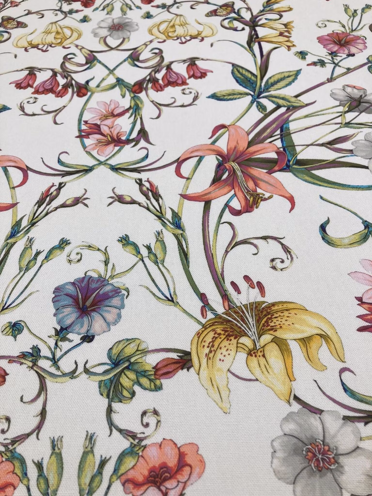 Närbild av Carlotta som visar blommor, blad och den fina bomullskvaliteten.