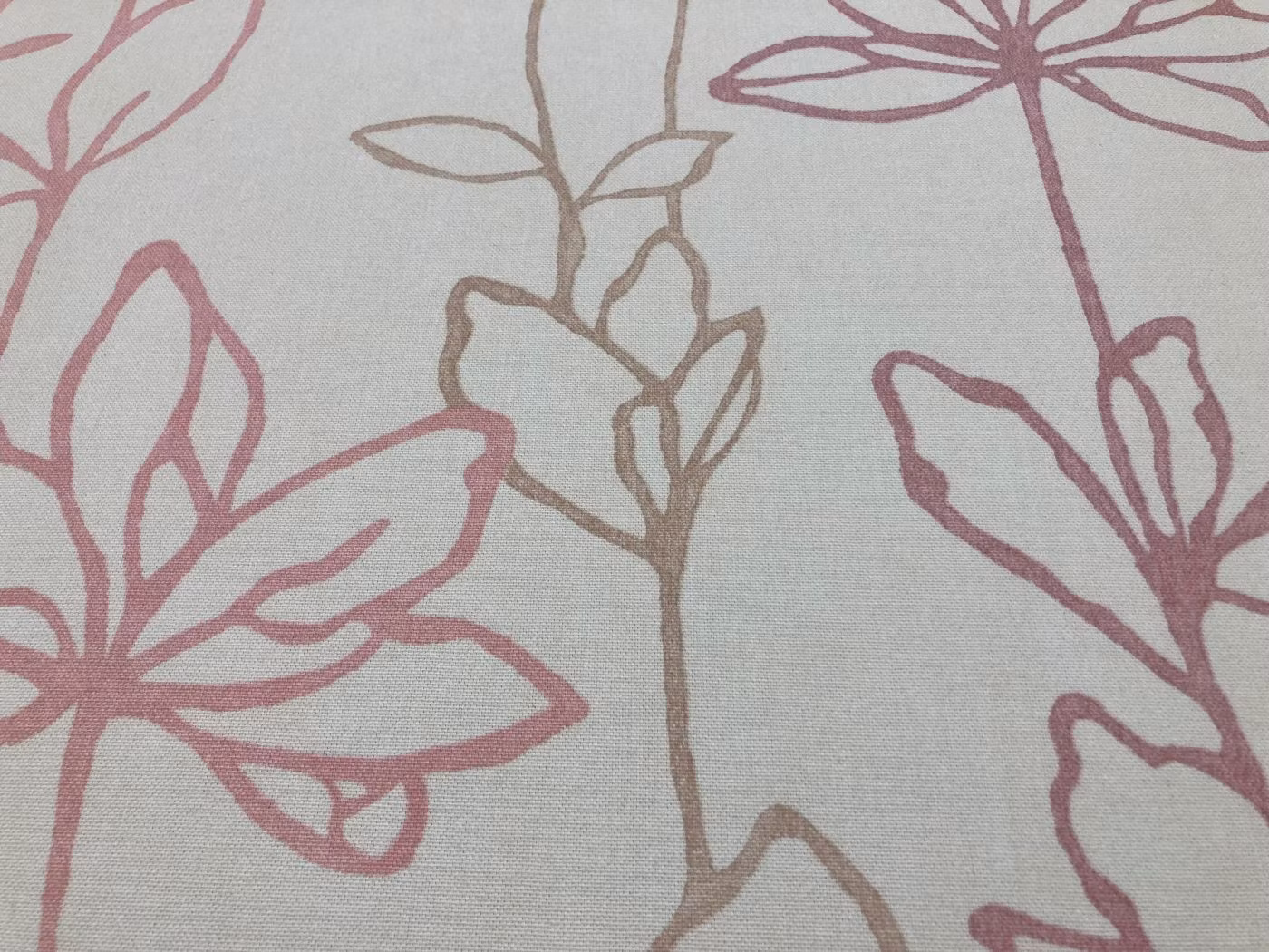 Närbild av Magnolia som visar magnoliablommornas färger och bomullstygets mjuka struktur.